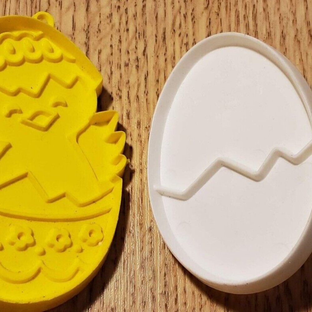 Easter Cookie Cutters Chicken and Egg  Lot of 2  Plastic